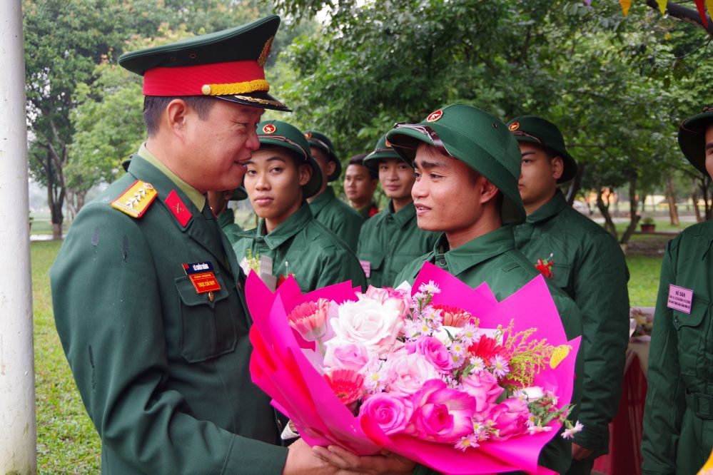 Sư đoàn 968 (Quân khu 4) đón nhận chiến sĩ mới trang trọng, chu đáo